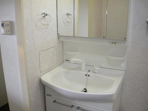 Wash basin, toilet. Indoor (12 May 2013) Shooting