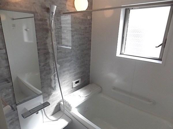 Same specifications photo (bathroom). Bright bathroom of with window