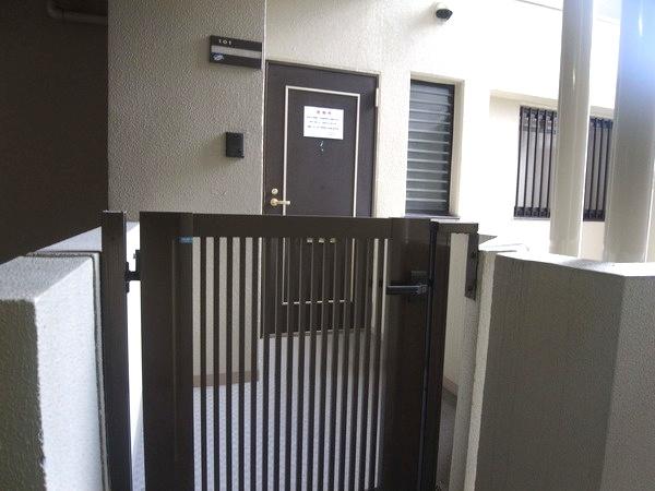 Entrance. Entrance porch with a detached sense of overflowing gate