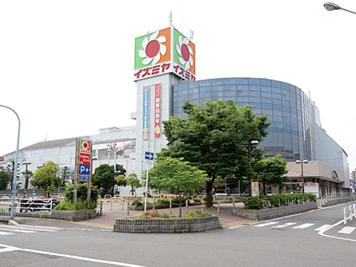 Supermarket. Izumiya Wakae Iwata to the store 1221m