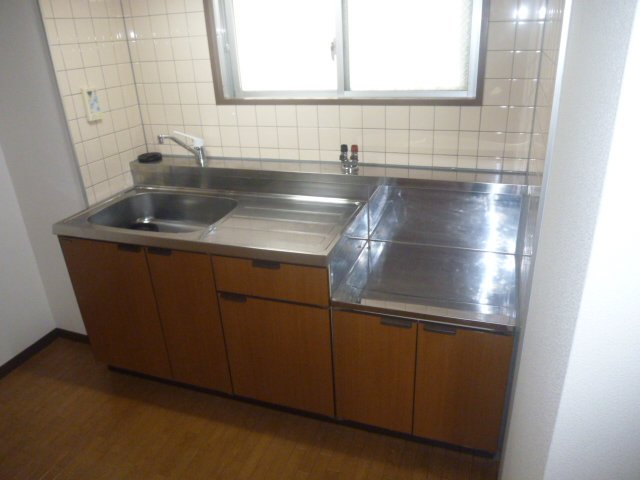 Kitchen. Because there is a window is bright kitchen. Gas stove installation Allowed