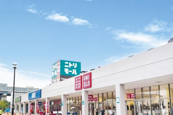 Shopping centre. 200m to UNIQLO Nitori Mall Higashi Osaka store