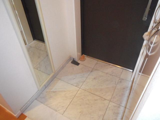 Entrance. Indoor (11 May 2013) Shooting