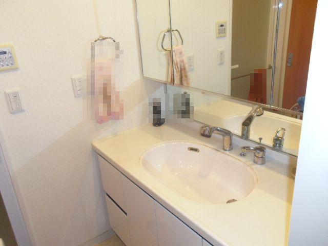 Wash basin, toilet. Indoor (11 May 2013) Shooting