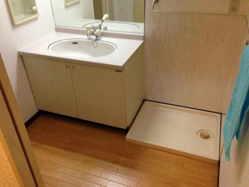 Bathroom. Easy-to-use wide wash basin.
