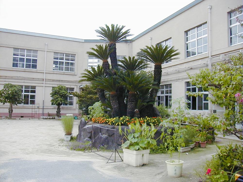 Primary school. Higashi Osaka Municipal Ishikiri to elementary school 1031m