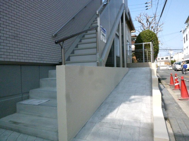 Entrance. It is with a slope. 