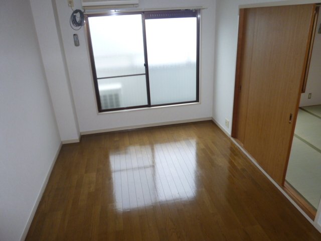 Other room space. With flooring