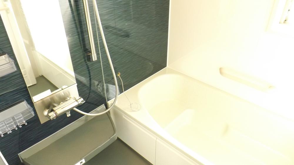 Bathroom. Local photo (bathroom) With half-length bathing type artificial marble bathtubs dryer