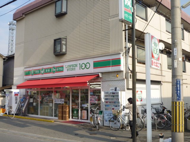 Convenience store. 144m until the Lawson Store 100 Hachinohe Roh Satominami store (convenience store)