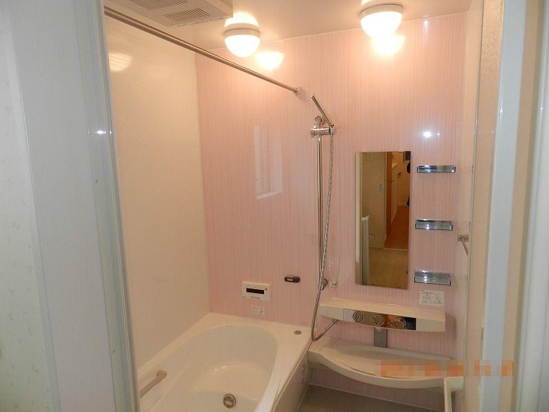 Same specifications photo (bathroom). The bus time to settle down in the pink Example of construction