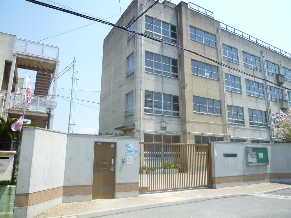Junior high school. Live strongly along with the 1050m "companion to Takaida junior high school Children with a rich mind. " From the website