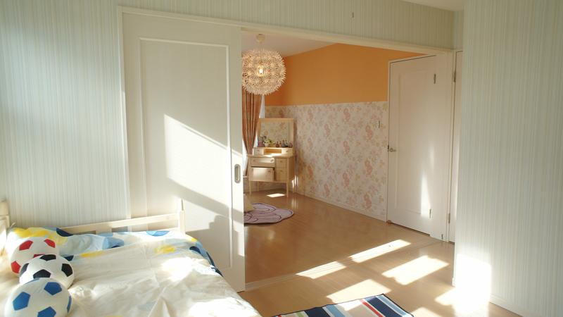Same specifications photos (Other introspection). Next door of the room and open the door. Share a single space in two.