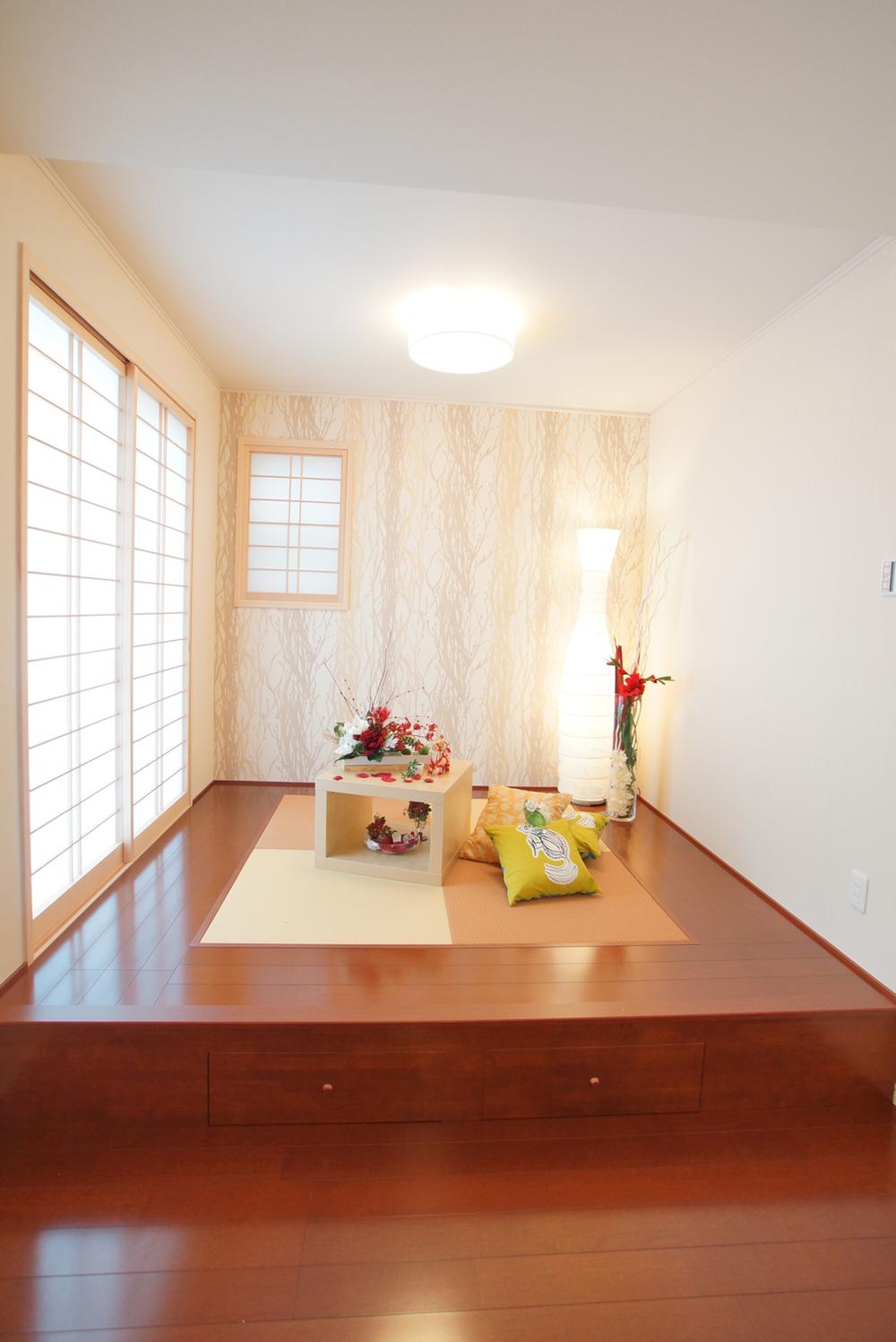 Model house photo. Living the back of the Japanese-style room. Below it has become the storage
