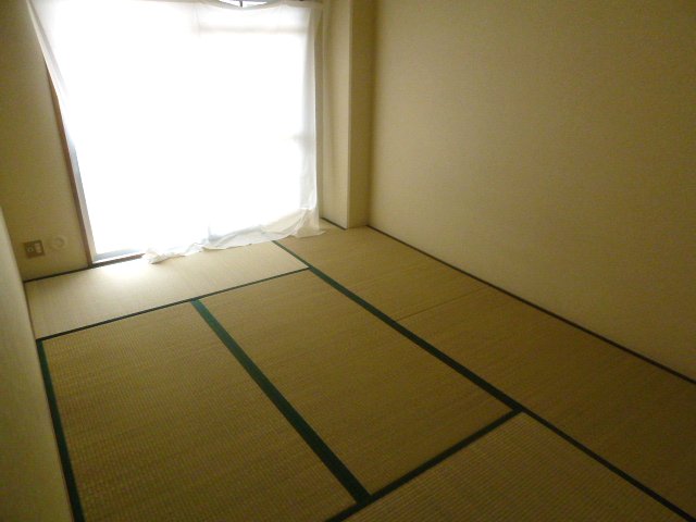 Living and room. It is bright because it is Japanese-style room adjacent to the balcony. 