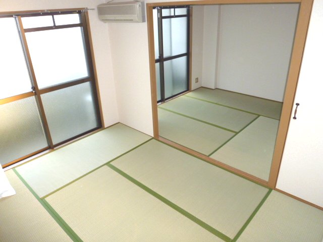 Other room space. On the other side Japanese-style room has been changed to Western-style. 