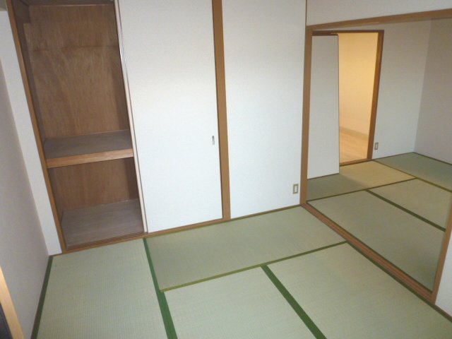 Other room space. It front of the Japanese-style room is changed to Western-style. 