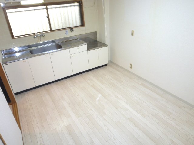 Living and room. Dining kitchen is quire 6, You can use To spacious. 