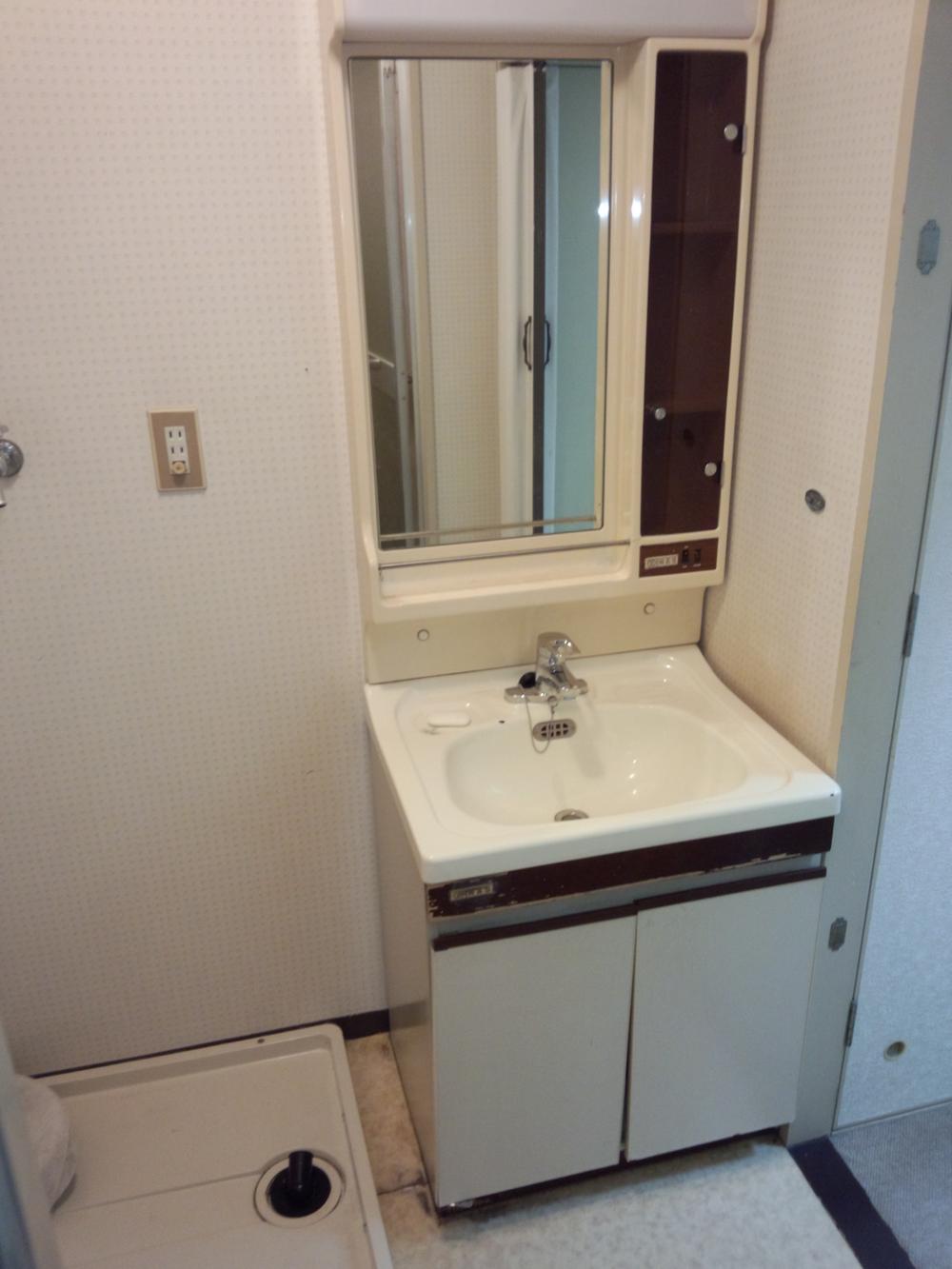 Wash basin, toilet. Indoor (11 May 2013) Shooting