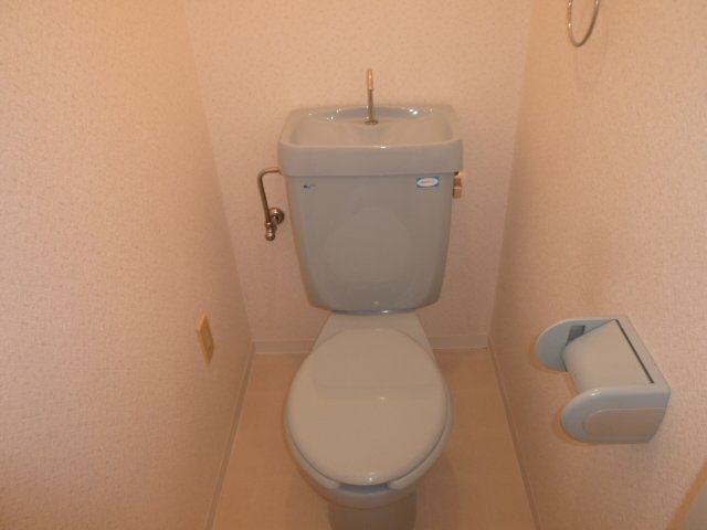 Toilet. Washlet is possible installation. 