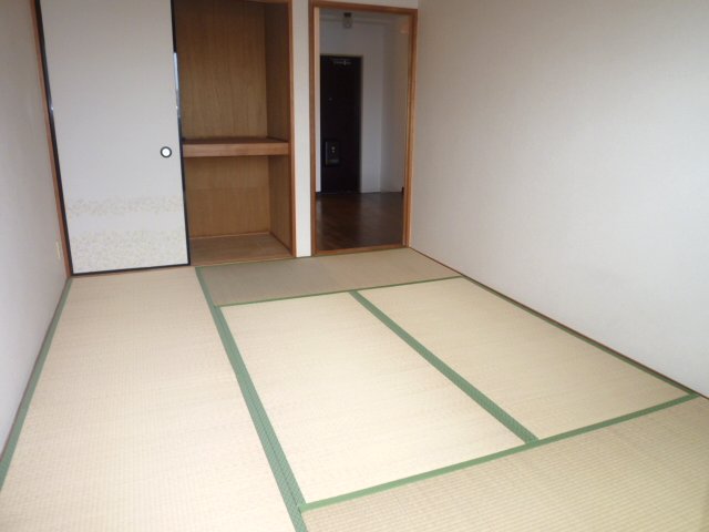 Other room space. It is a Japanese-style room with a calm sense of. 