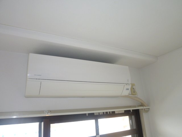 Other Equipment. Air conditioning is equipped with 1 groups. 