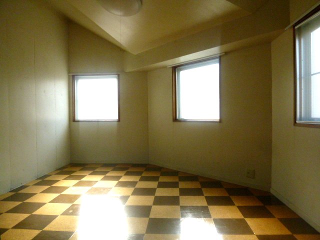 Other room space. Small window are many day ・ Ventilation is good. 