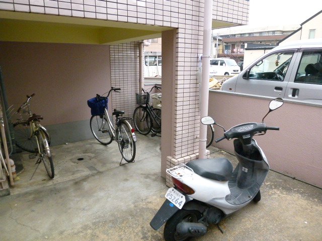 Other common areas. Peace of mind even on rainy days in the parking lot with a roof