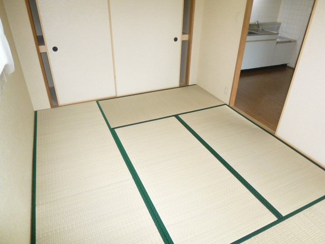 Other room space. Is a Japanese-style room. Sunny! 