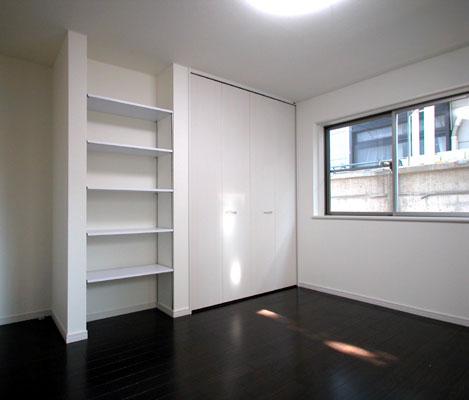 Non-living room. Bedroom prepared a larger storage.