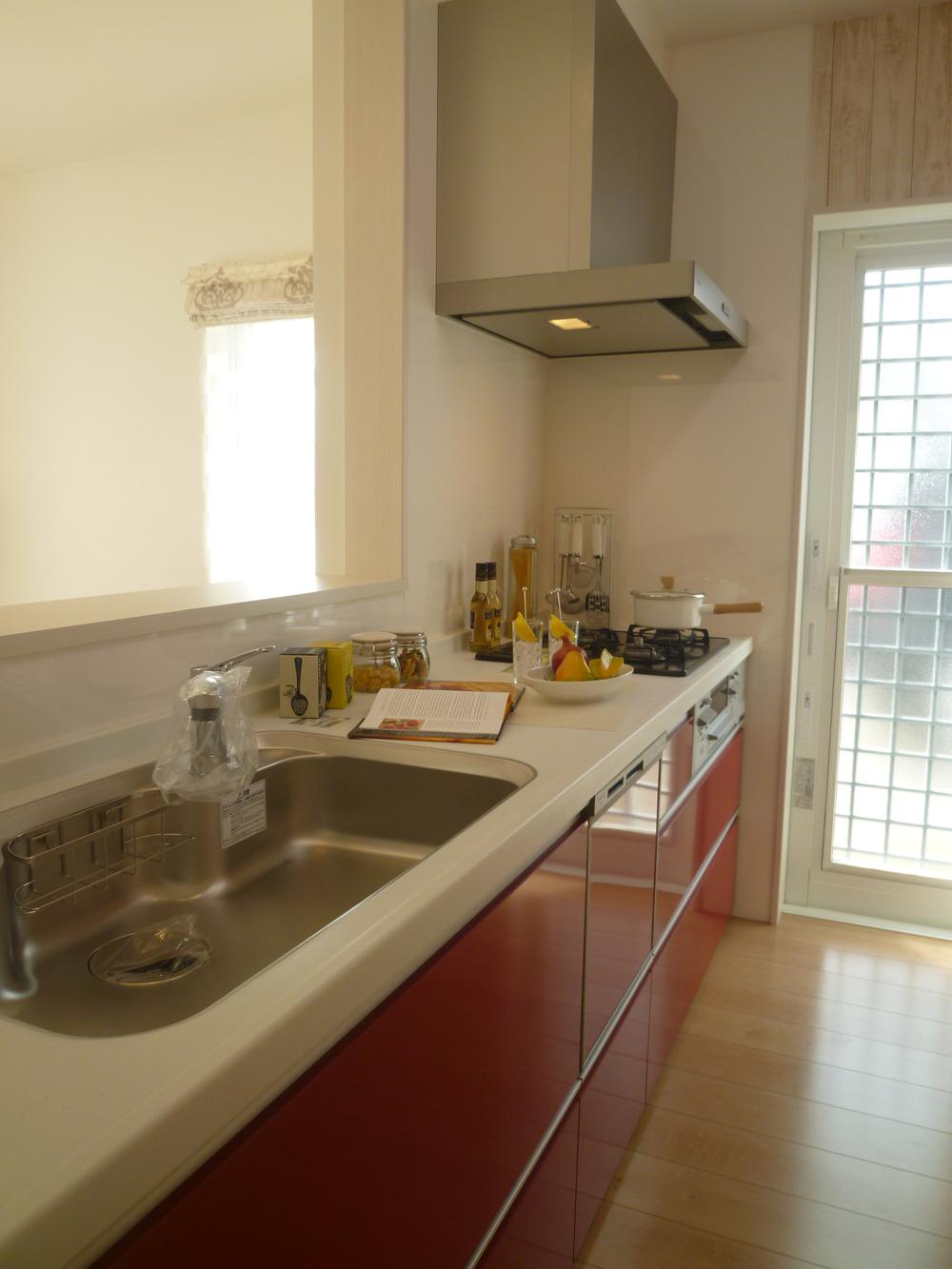 Kitchen. Perfect also dishes while baby-sit face-to-face kitchen. You can choose from color your favorite color of the accent color and a panel of the kitchen. (Construction Case Study)