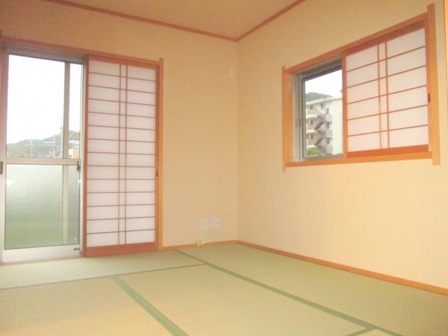 Non-living room. It is calm Japanese-style room