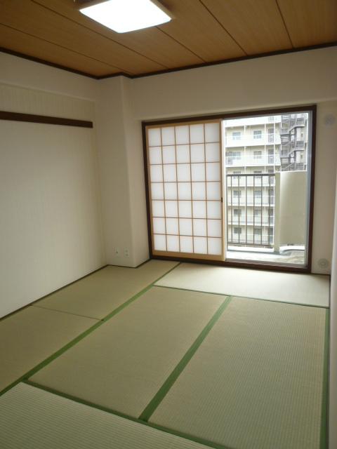 Non-living room. Relax in the Japanese-style room