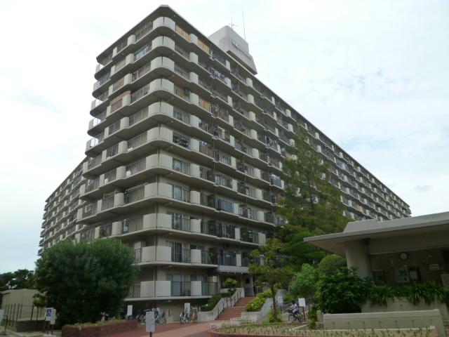Local appearance photo. Large apartment