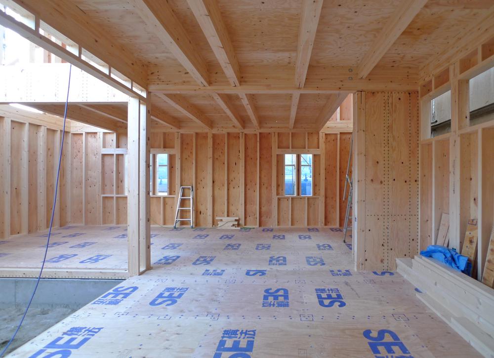 Construction ・ Construction method ・ specification. SE construction method is characterized by structural strength is dramatically higher than the wooden conventional method of construction, It is possible to freely change the floor plan in the future depending on the lifestyle thanks to its strength.
