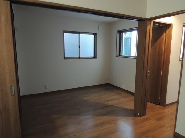 Non-living room. In open space if you open the sliding door. According to the family of growth you can partition the room.