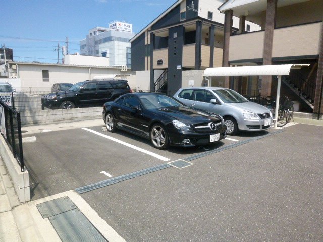 Parking lot. Because there is a parking lot, It is also recommended for those of car commuting. 