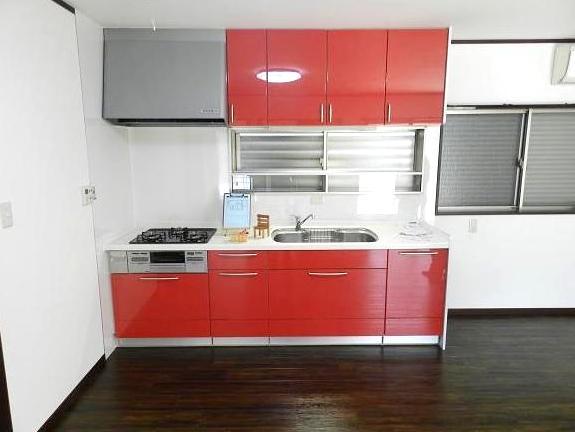 Kitchen. There is under-floor storage