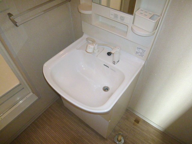 Washroom. Independent wash basin with shampoo dresser. 