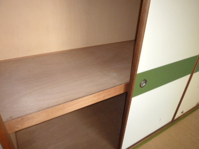 Receipt. Closet of the Japanese-style room is a large capacity. 