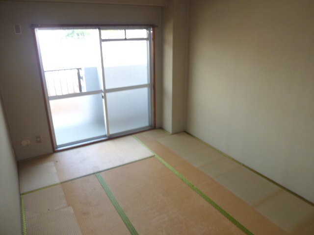 Other room space. Japanese-style day because it is south-facing with 2 rooms good! 