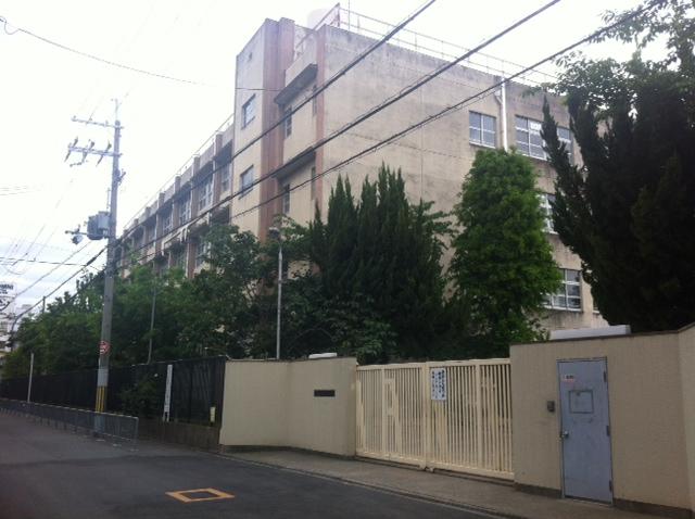 Junior high school. Higashi Osaka Municipal Wakae 17-minute walk from the junior high school