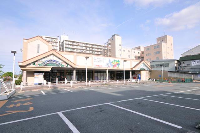 Supermarket. 400m to the Kansai Super
