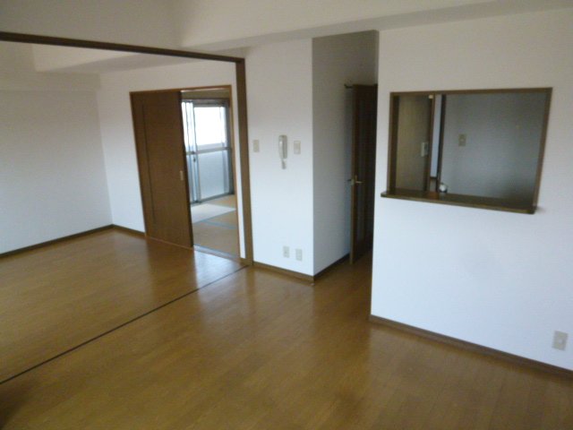 Living and room. It is a popular face-to-face kitchen. 