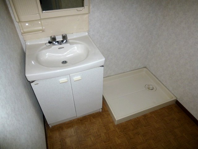 Washroom. Independent wash basin ・ The room is a laundry bread. 