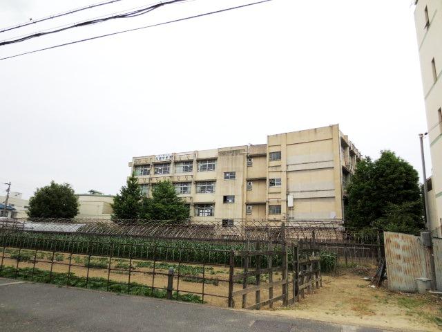 Junior high school. Higashi-Osaka 472m to stand Garden Junior High School