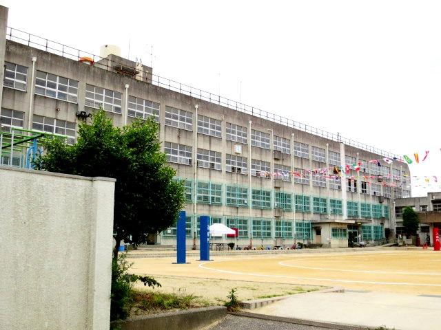 Primary school. Higashi Osaka Municipal Hanazonokita to elementary school 872m