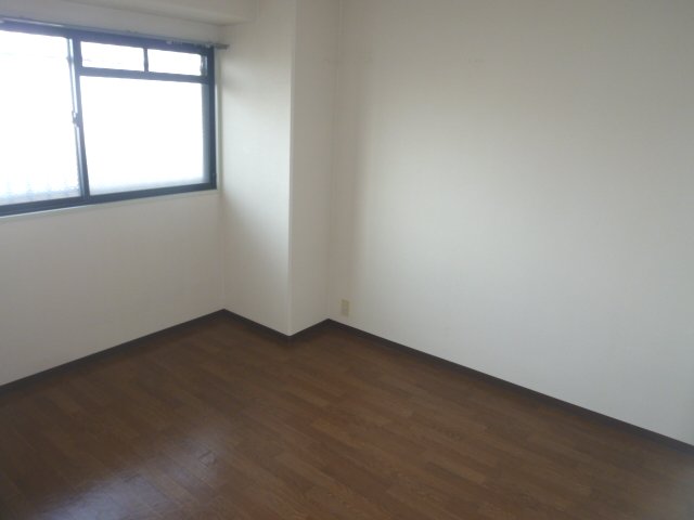 Other room space. It is isolated Western-style happy. 