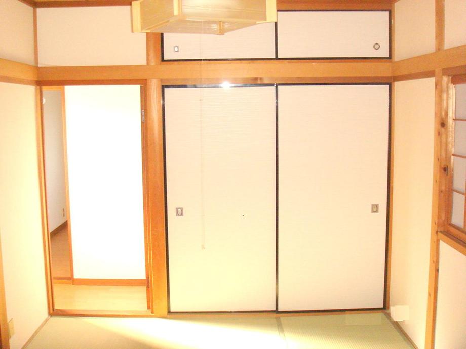 Non-living room. It is calm Japanese-style room