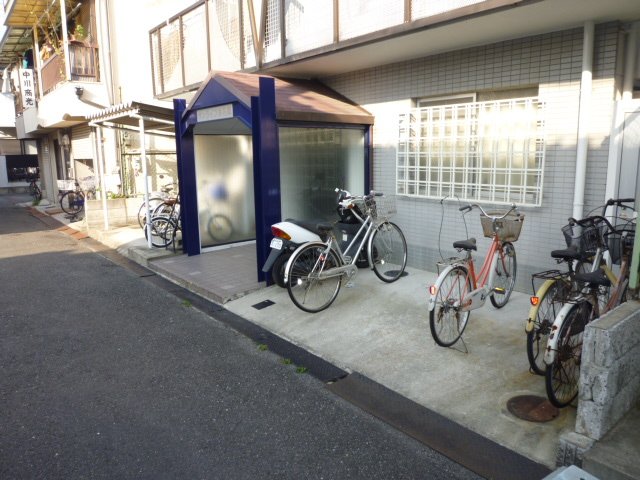 Entrance. There is a bicycle parking lot. 